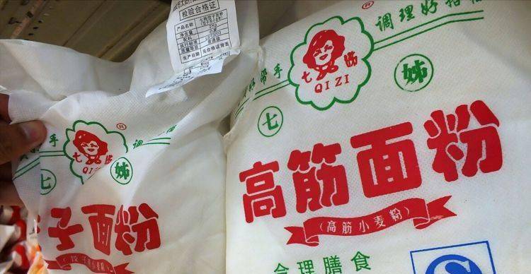 懂行人买面粉<strong></p>
<p>面粉价格</strong>，别光看价格，牢记“3看3不要”，挑到优质好面粉