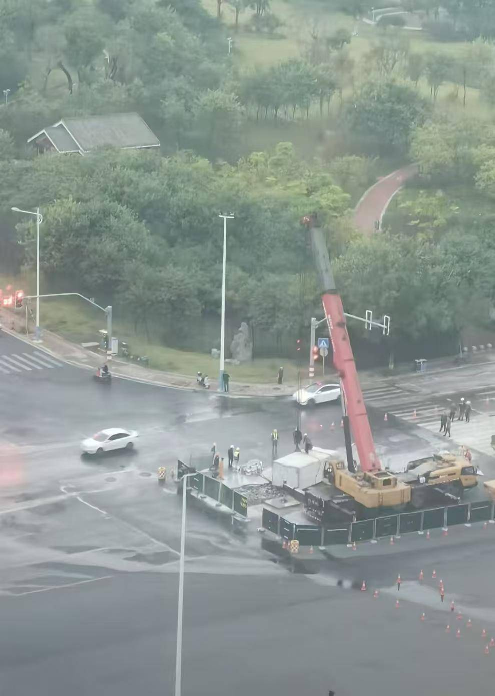 柳州烂尾轻轨墩柱被拆<strong></p>
<p>抄币技巧</strong>，承建方披露原因！市民称又得堵一次路