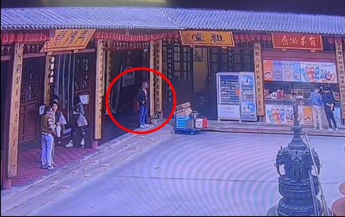 自制缠满双面胶的铁片<strong></p>
<p>币圈营销</strong>，男子在寺庙内盗窃功德箱被行拘