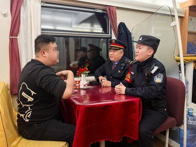 列车上一醉酒“纹身哥”突然对乘警说“我是逃犯”<strong></p>
<p>vapy币交易</strong>，乘警一查：不，你不是！