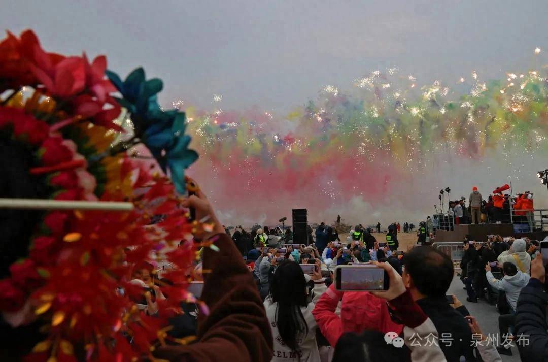 蔡国强烟花秀大量无人机坠海<strong></p>
<p>一元月亮币</strong>，网友直呼遗憾，本人回应