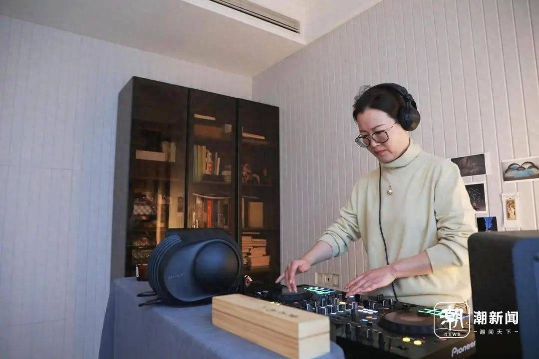太潮了！53岁杭州退休阿姨当DJ<strong></p>
<p>一元月亮币</strong>，带着年轻人一起蹦迪