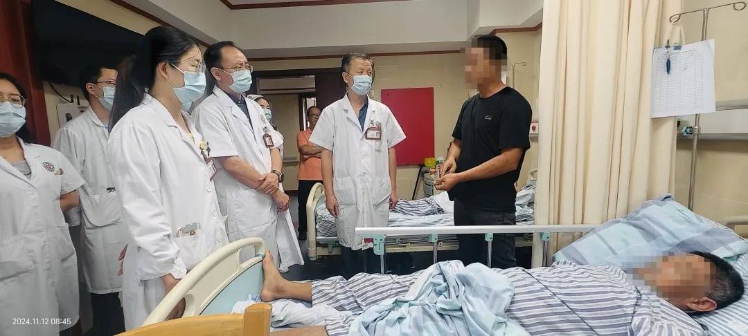 广州一“老酒鬼”路边捡到宝<strong></p>
<p>耽币</strong>，笑着笑着倒下了……