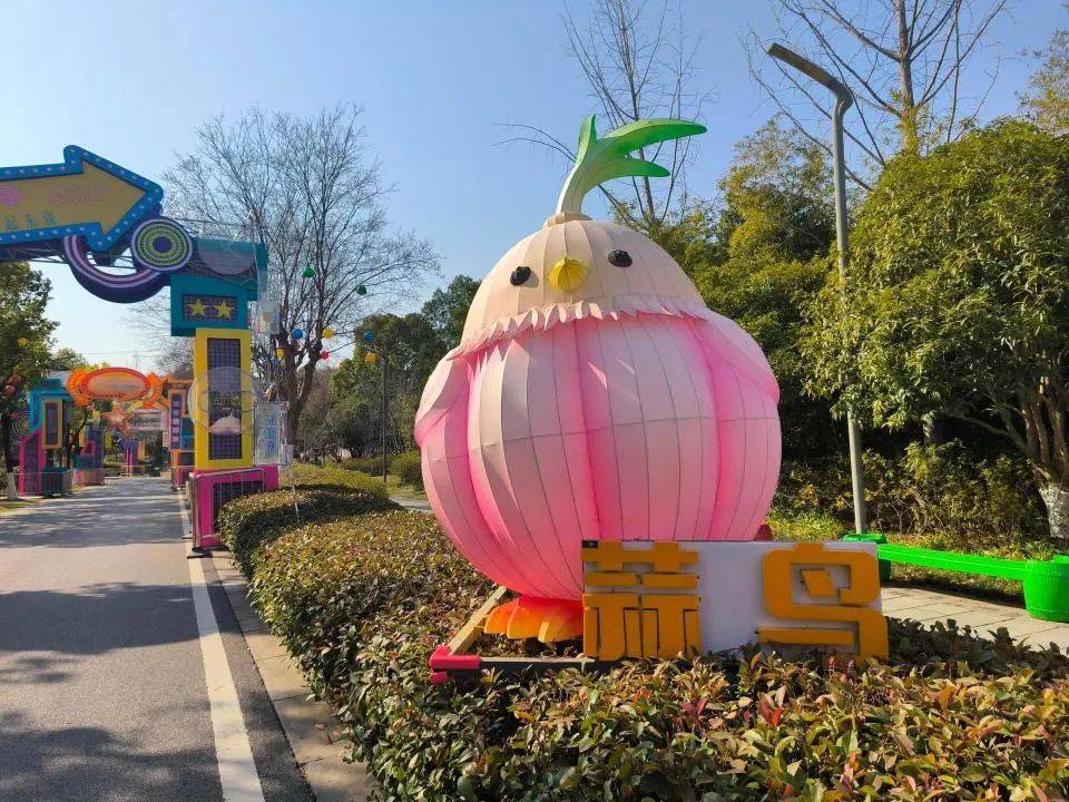 武汉一景区的“蒜鸟灯”走红<strong></p>
<p>币听</strong>，还有“武汉话段位”