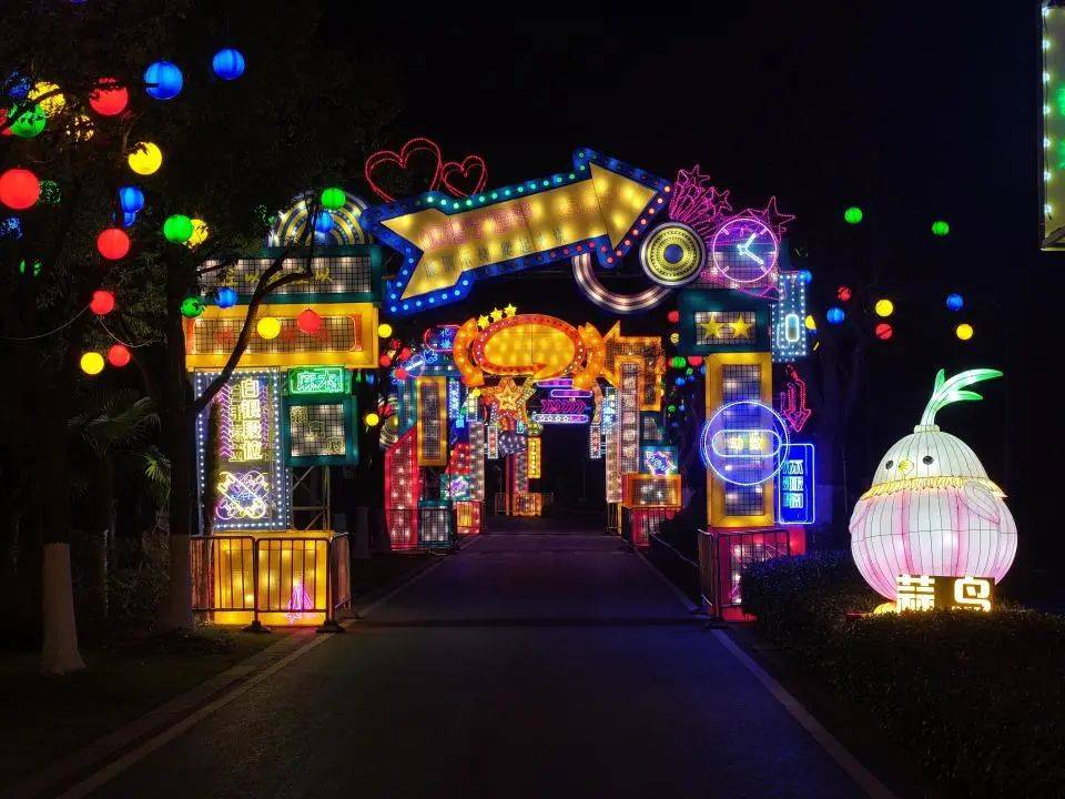 武汉一景区的“蒜鸟灯”走红<strong></p>
<p>币听</strong>，还有“武汉话段位”