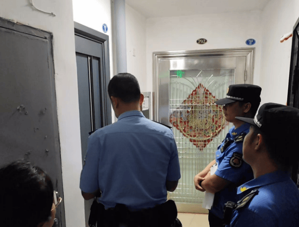 “太恶心了<strong></p>
<p>币听</strong>！”楼上邻居将饭厅位置改成厕所……