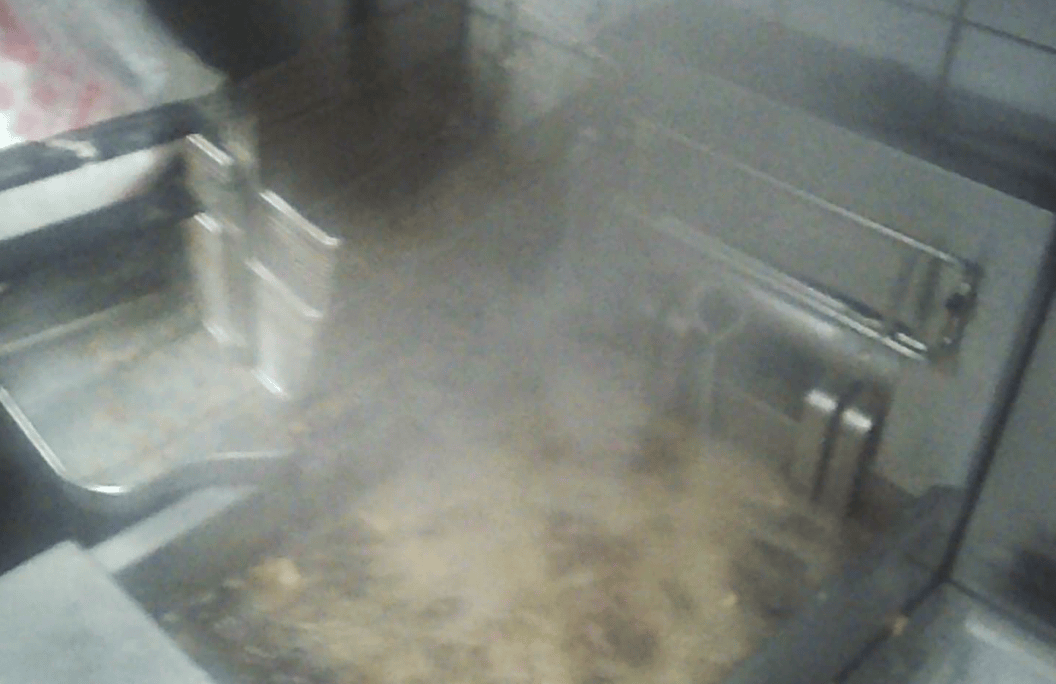 卧底华莱士两家门店：过期食材换签续命<strong></p>
<p>炒币暴富</strong>，炸油酸价超标易引腹泻
