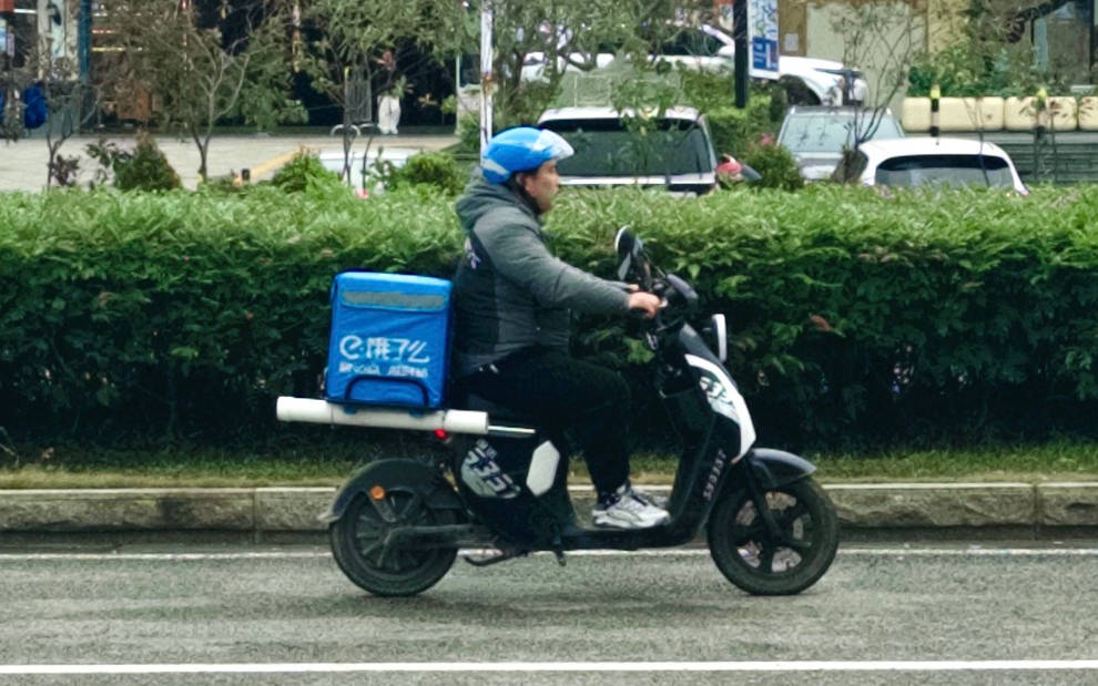 给外卖小哥缴社保<strong></p>
<p>炒币暴富</strong>，有没有更好的办法？学者：不妨跳出“五险”模式