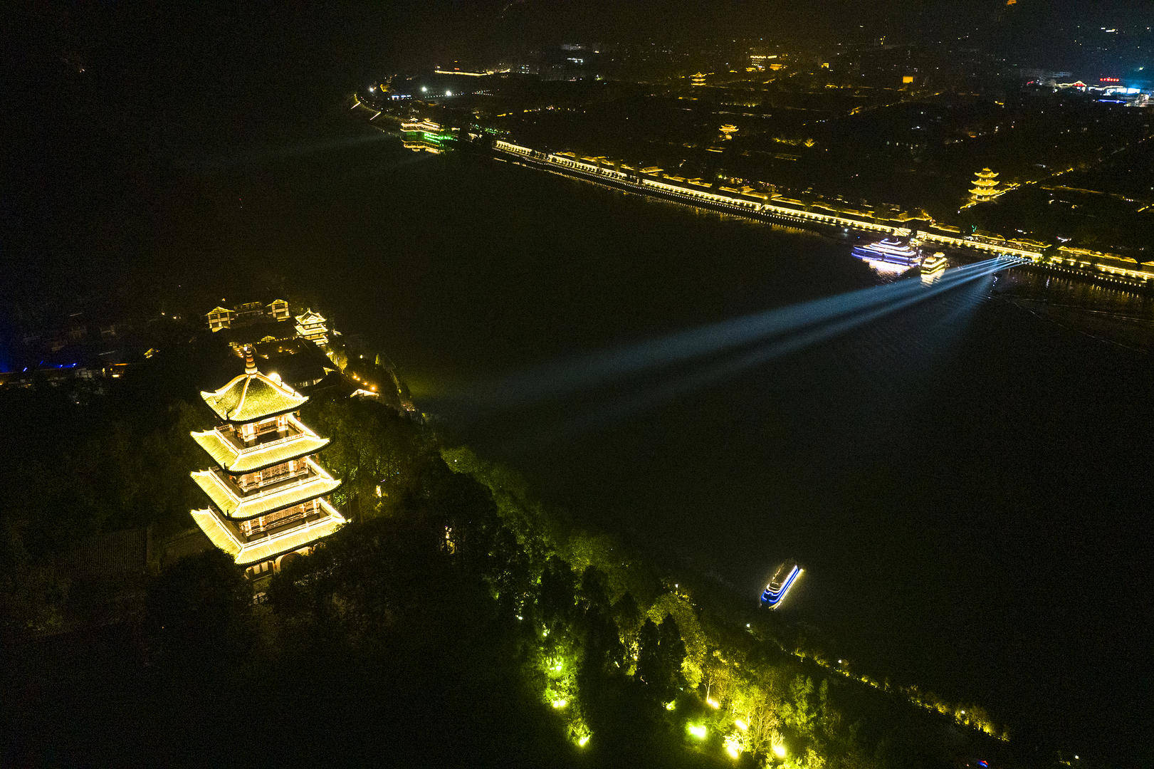 游客投诉在阆中一景区被索要597元上香费 官方：已致歉退款<strong></p>
<p>交易员</strong>，景区停业整顿
