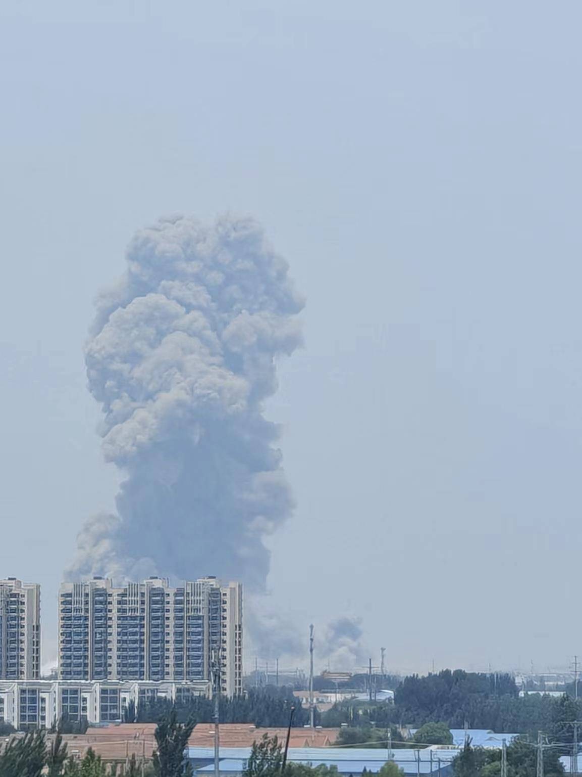 山东高密一化工车间发生爆炸<strong></p>
<p>孔明灯</strong>，一公里外饭店窗户被震碎，当地：现场已疏散完毕，具体情况核实中