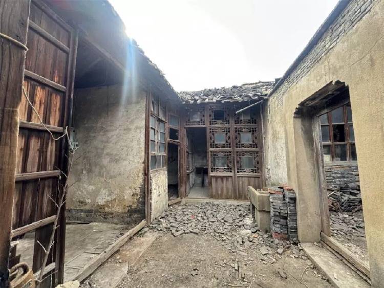 扬州一清代文物合院618元起拍<strong></p>
<p>孔明灯</strong>，此前已流拍两次