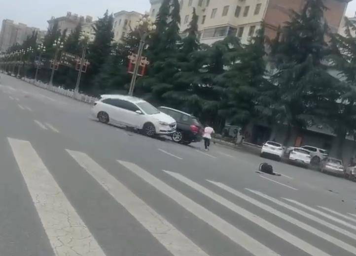 宝鸡一社区女书记当街开车追撵女子撞上电瓶车：两名女子被警方控制<strong></p>
<p>契约</strong>，两名伤者在医院治疗