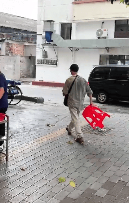 广东江门一饭店白米饭免费<strong></p>
<p>电动车</strong>，老人每天打一碗米饭配酱油吃，店主：只要营业，就一直提供