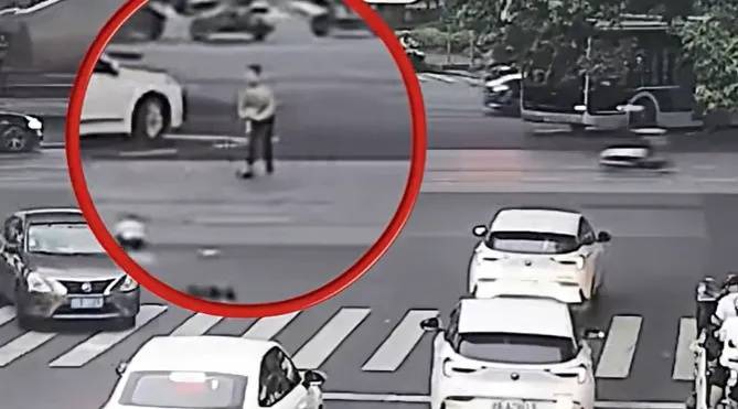上海一8岁男童单独上路<strong></p>
<p>比特币最新消息</strong>，闯红灯被车撞飞：“家长让我自己出来锻炼一下”