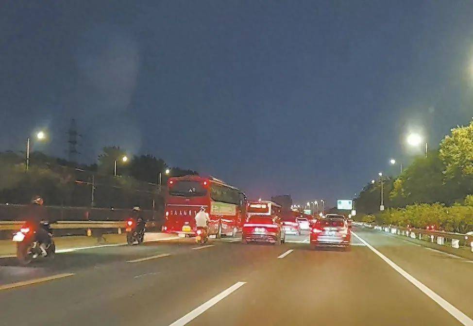 正在严查！京通快速路<strong></p>
<p>比特币合约</strong>，半小时18辆摩托车违法行驶