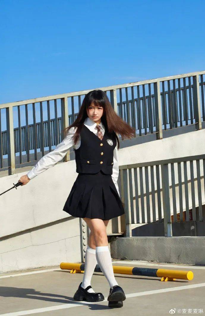麦琳尝试制服短裙风格<strong></p>
<p>比特币怎么交易</strong>，被评“变化超大”：美得不敢认