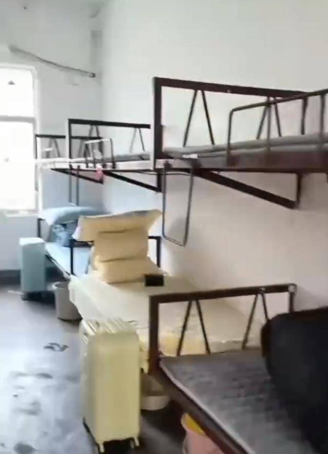 湖南一学生宿舍床铺仅用三角铁和螺丝固定<strong></p>
<p>比特币美金价格</strong>，学校回应