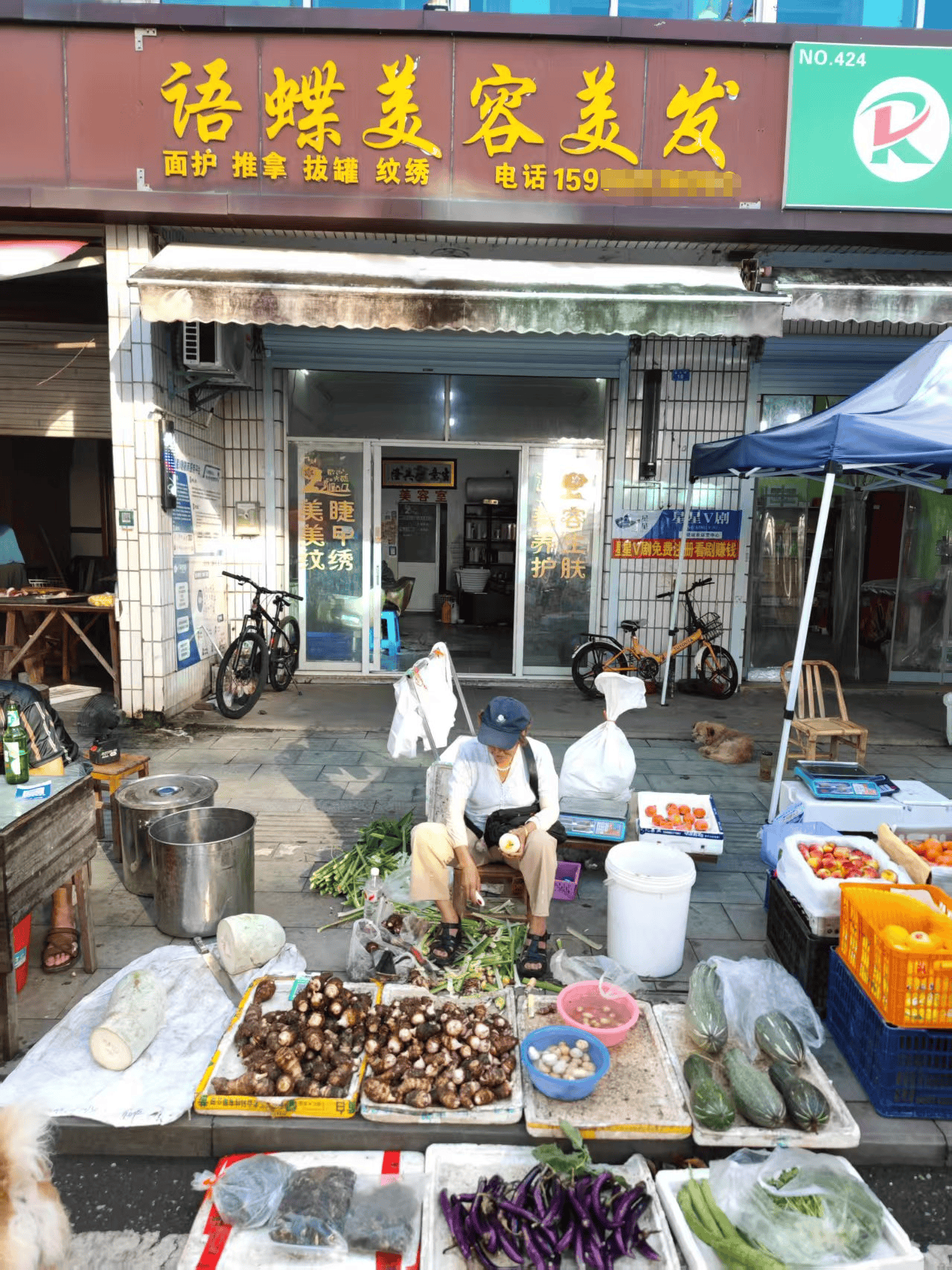 浙江一店主允许大妈门口摆摊<strong></p>
<p>比特币现价</strong>，时常被大妈“投喂”蔬果：每次收摊时，都打扫得干干净净