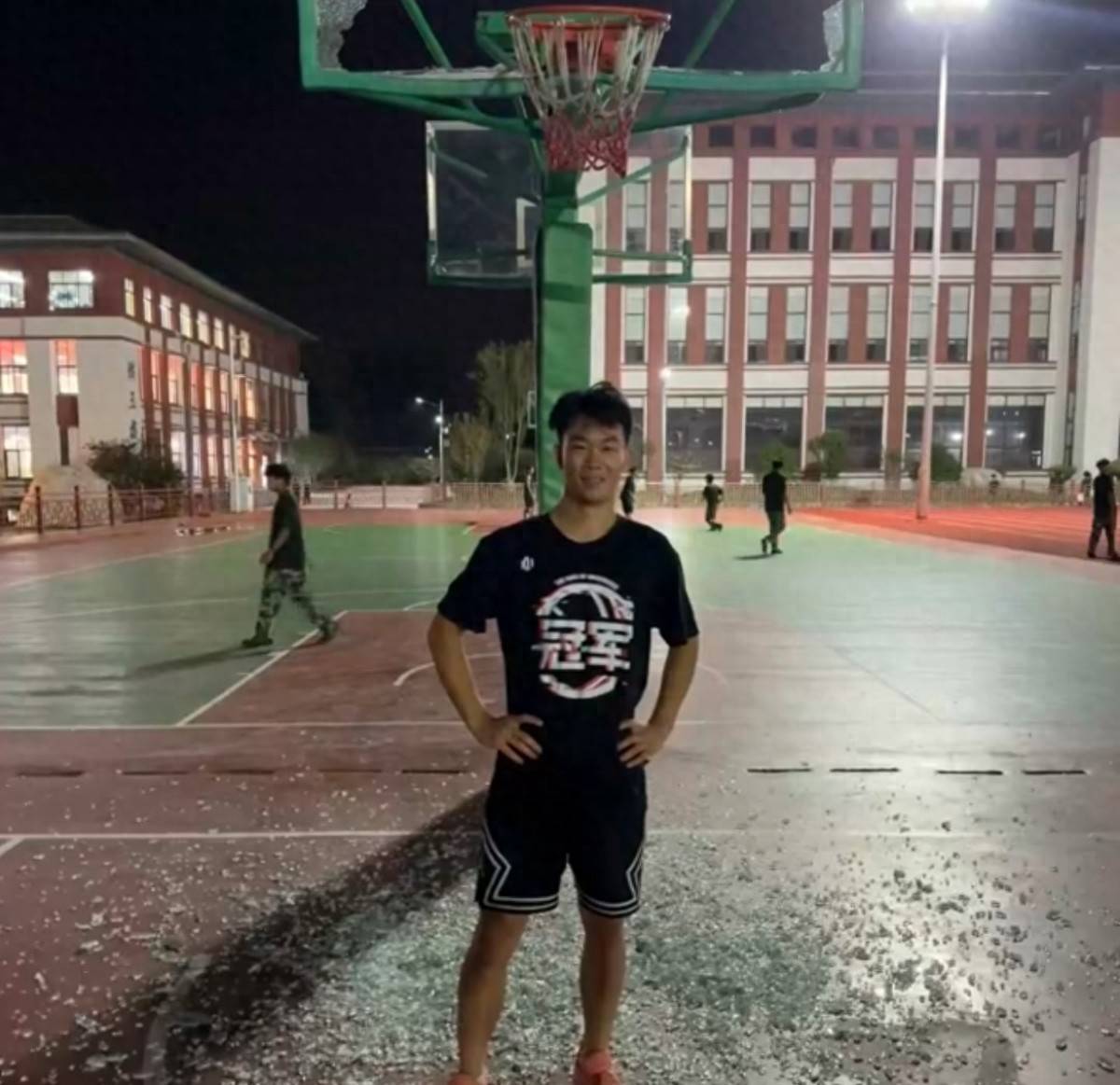 郑州178厘米大学生扣碎篮板<strong></p>
<p>比特币今天行情</strong>，校方：说明弹跳力好！学校出资购买新篮板，已安装好