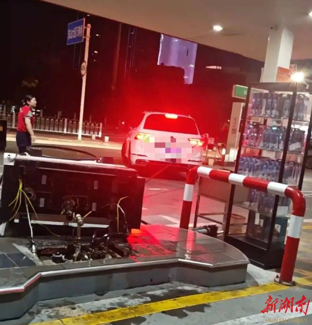 湖北一车主加完油忘拔加油枪开车就走<strong></p>
<p>比特币市值</strong>，直接拽倒加油机，工作人员：幸好加油机的切断阀自动紧急关闭
