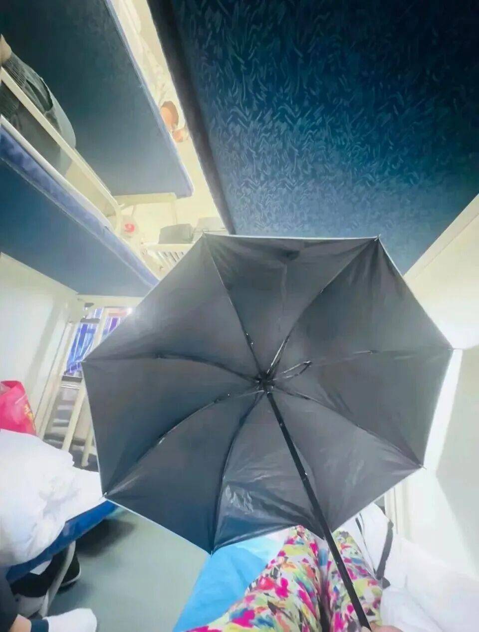 女生躺火车卧铺打伞遮隐私<strong></p>
<p>比特币市值</strong>，“过道坐着两名陌生男乘客”，12306回应