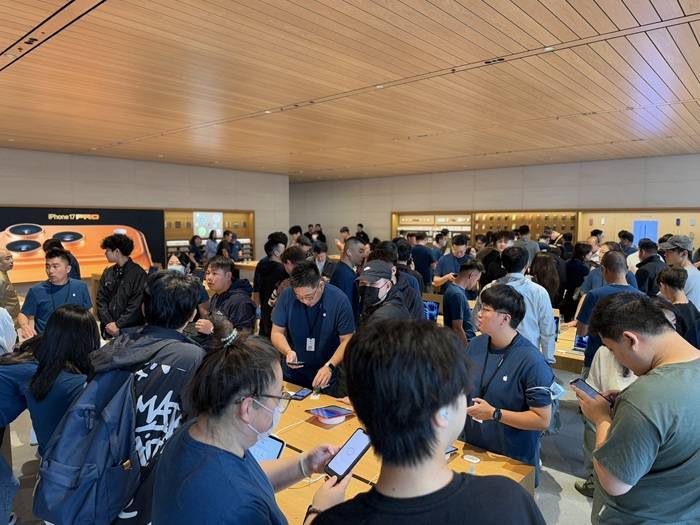 iPhone 17正式开售<strong></p>
<p>比特币交易市场</strong>，橙色Pro Max黄牛最高加价1500元