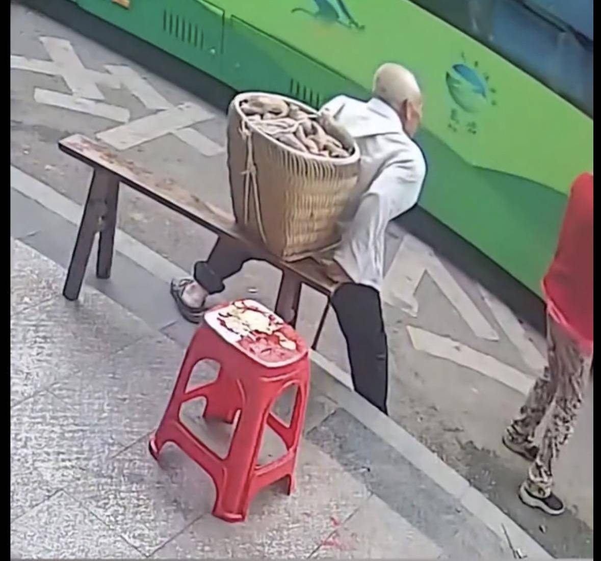 重庆一背篓老人等公交被拒载<strong></p>
<p>今日比特币价格</strong>，交通运输局：涉事司机已被开除