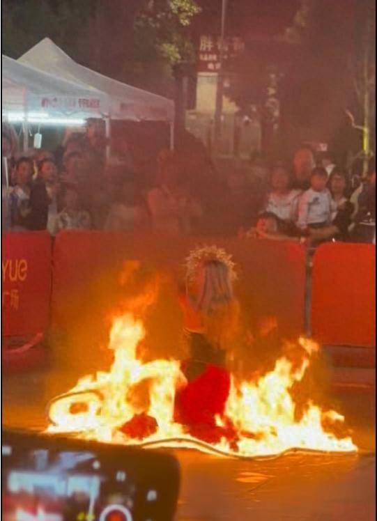 云南昆明商场表演“火裙舞”<strong></p>
<p>今日比特币价格</strong>，一名女演员裙子引燃被烧伤