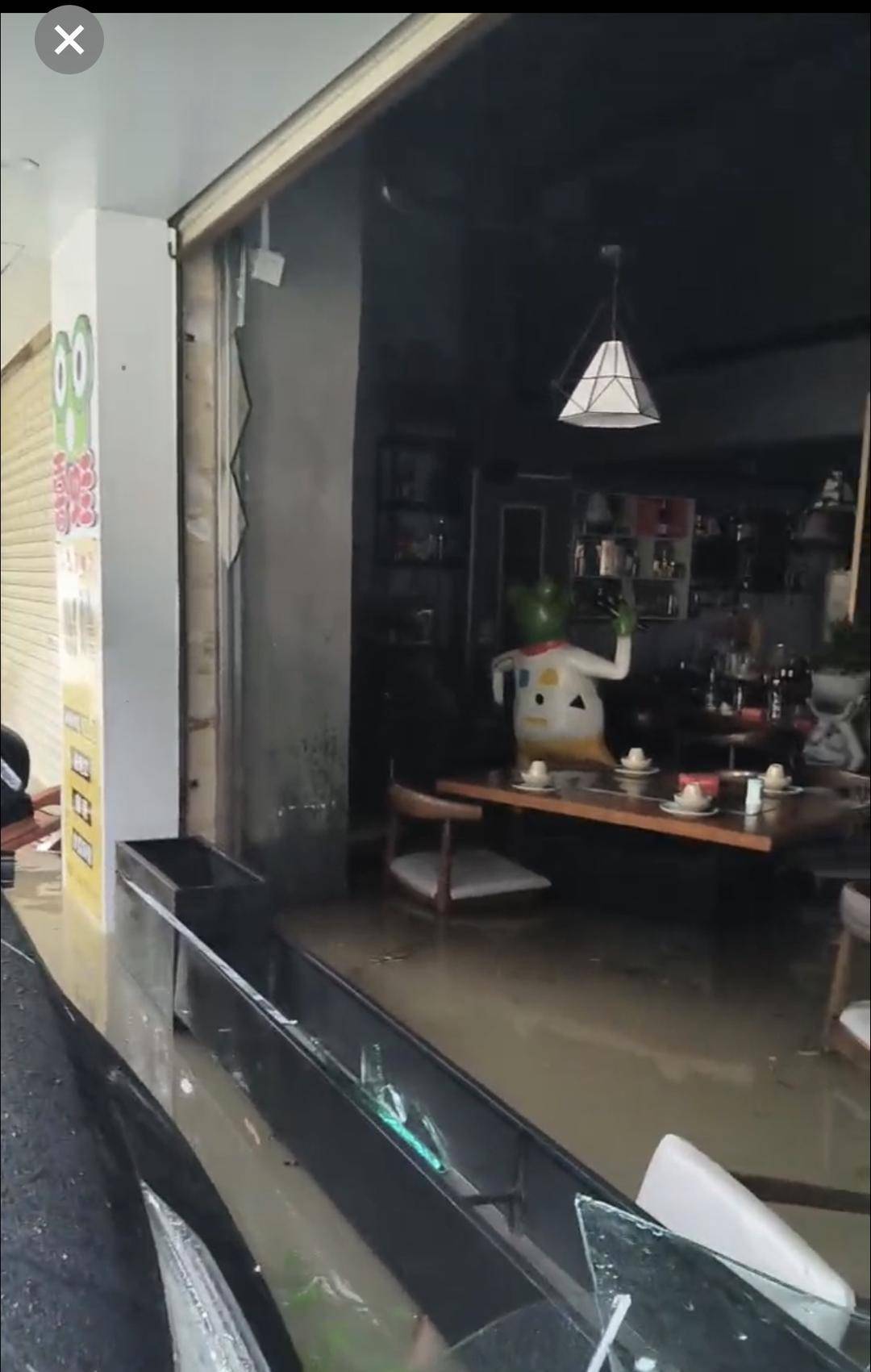 台风天珠海一司机驾越野车造浪冲破多家店玻璃<strong></p>
<p>比特币历史价格</strong>，警方：行拘10日！