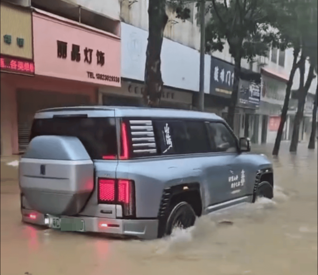 台风天珠海一司机驾越野车造浪冲破多家店玻璃<strong></p>
<p>比特币历史价格</strong>，警方：行拘10日！