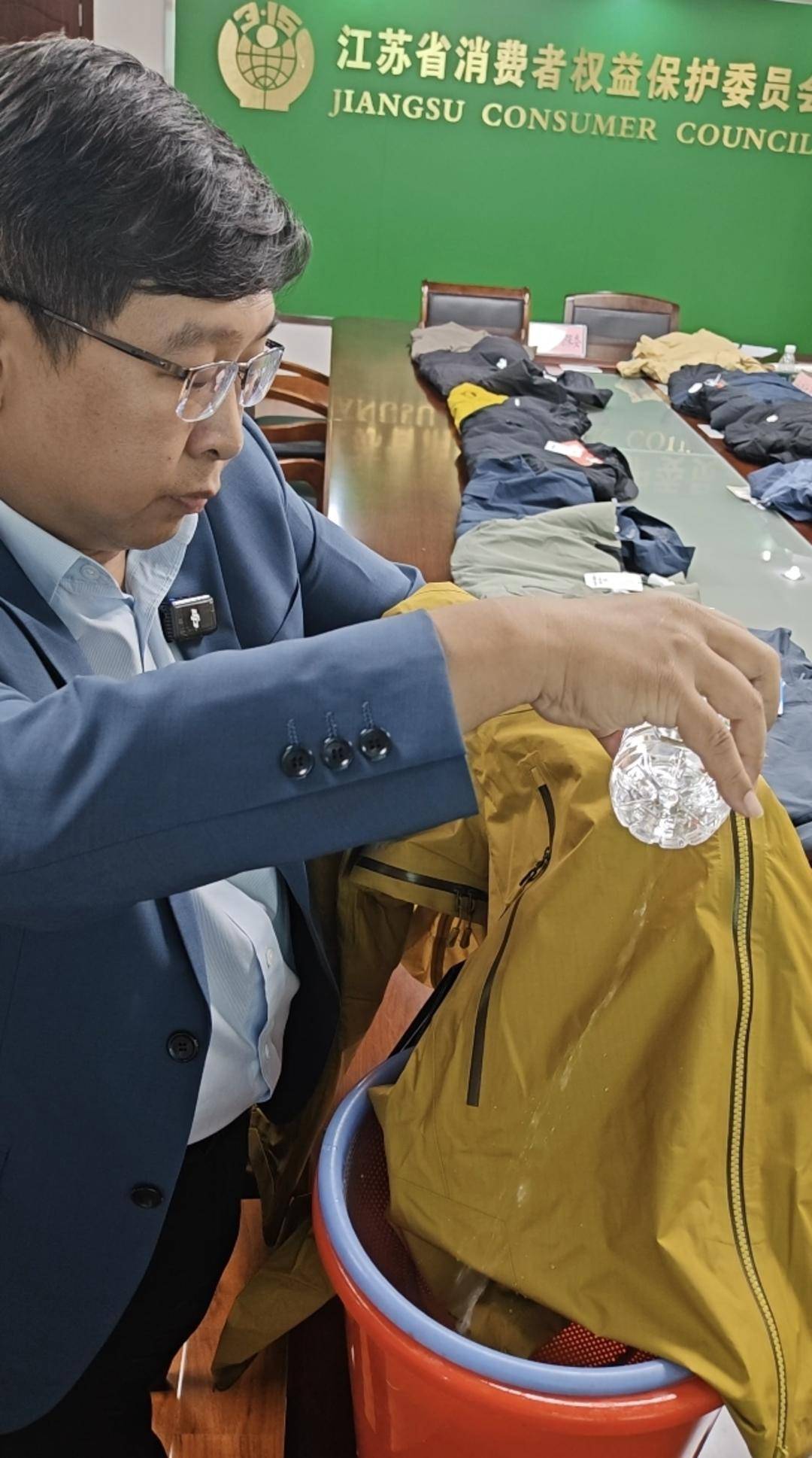 注意！冲锋衣40款里3款“不防水”<strong></p>
<p>比特币历史价格</strong>，教你一招在家也能测