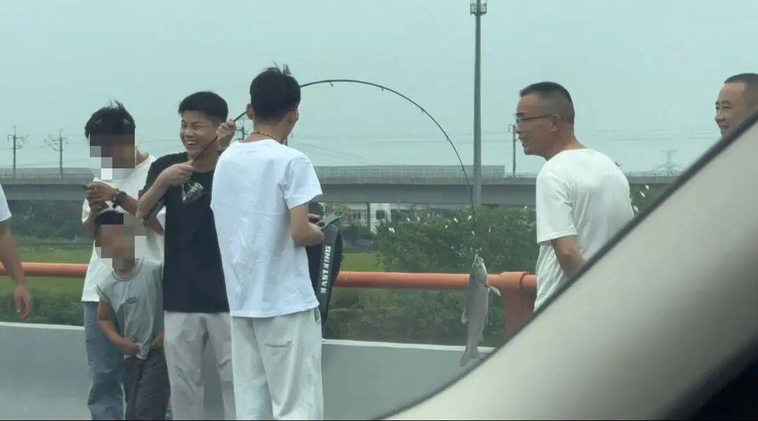 男子高速遇堵车下车钓鱼<strong></p>
<p>美元比特币</strong>，首竿即中！开怀大笑：“鱼送路人了”