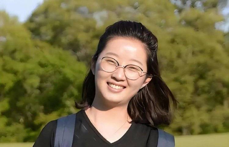 章莹颖男友国庆探望章父并协助直播<strong></p>
<p>美元比特币</strong>，网友劝其早点结婚，本人回应