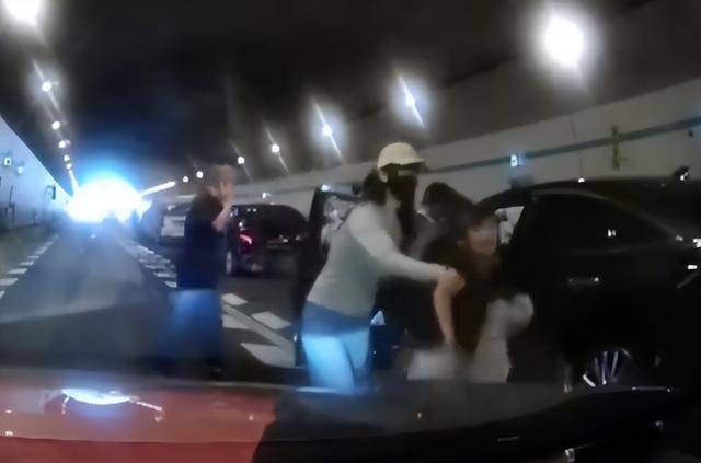10岁男孩隧道内跪地拦车：哭得撕心裂肺<strong></p>
<p>比特币人民币</strong>，求人救他妈妈