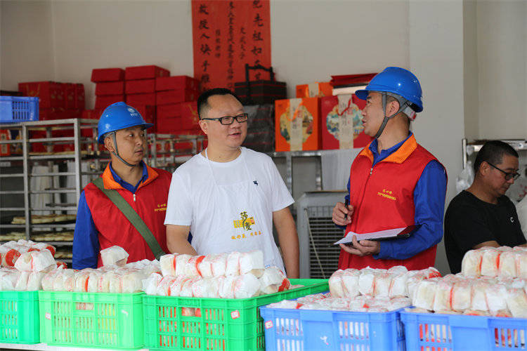 阖家团圆时<strong></p>
<p>比特币最高价格</strong>，他们守护蓉城灯火