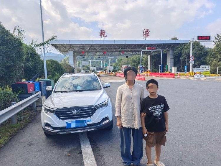离谱！妈妈让儿子高速下车路边方便<strong></p>
<p>比特币最高价格</strong>，解决完后跟随车流跑回来找她