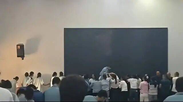 家长们跪成一排<strong></p>
<p>比特币最高价格</strong>，学生蒙眼从背上踩过？教育局回应河南一中学举办活动引热议：正调查处理