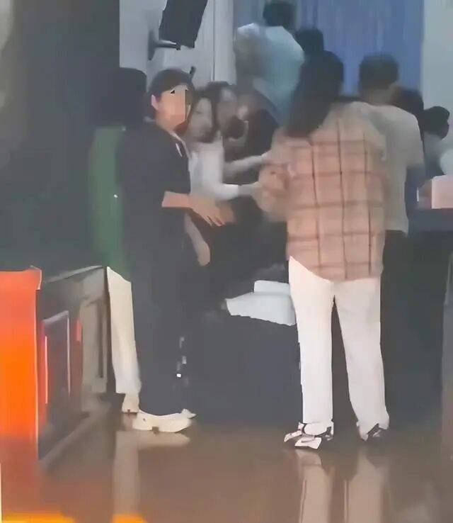 家长们跪成一排<strong></p>
<p>比特币最高价格</strong>，学生蒙眼从背上踩过？教育局回应河南一中学举办活动引热议：正调查处理
