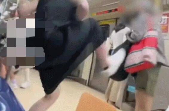 73岁老太地铁逼年轻人让座<strong></p>
<p>比特币最高价格</strong>，被一脚踹飞！次日在超市闹事被捕，一查竟是通缉犯！