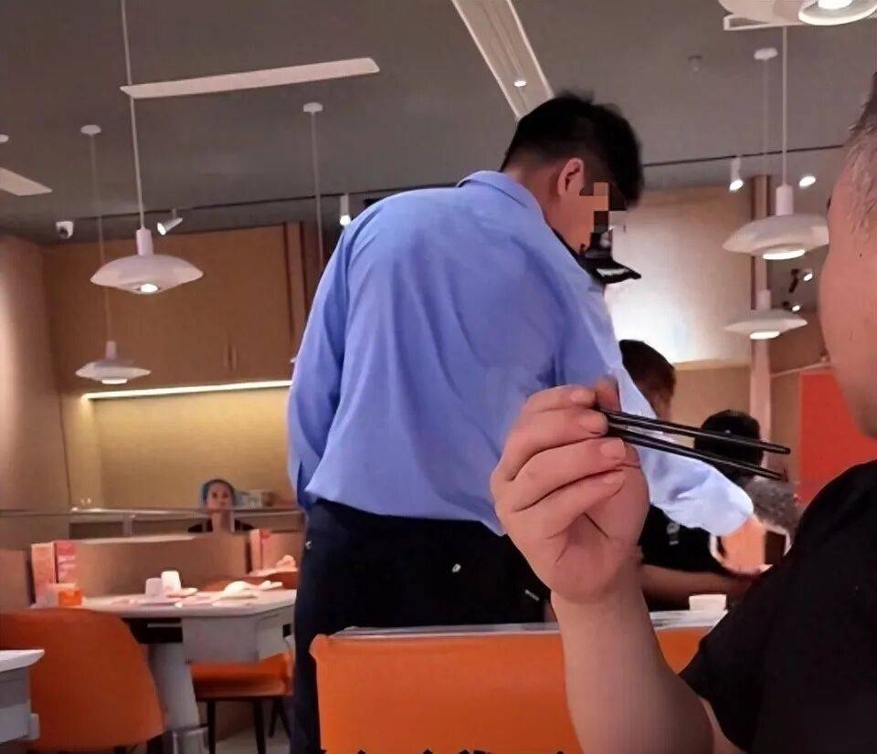 小伙和女友餐厅吃饭<strong></p>
<p>比特币今日最新价格行情</strong>，被民警赶来戴铐带走；警方回应：其女友与一离家女孩“撞脸”，错抓已道歉