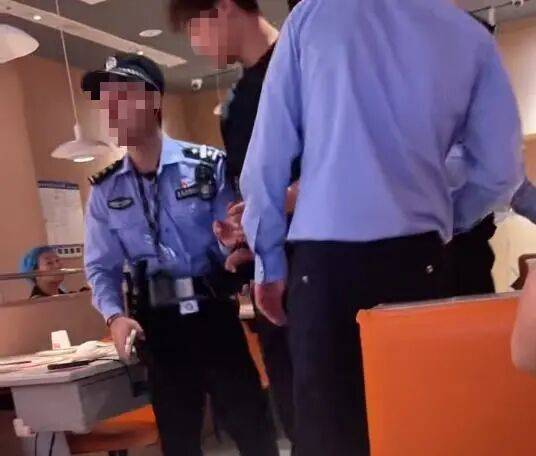小伙和女友餐厅吃饭<strong></p>
<p>比特币今日最新价格行情</strong>，被民警赶来戴铐带走；警方回应：其女友与一离家女孩“撞脸”，错抓已道歉