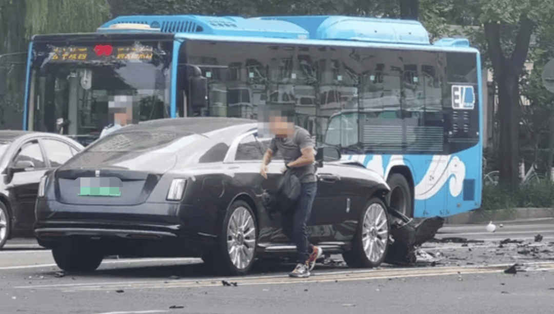 “劳斯莱斯逆行车祸”事件白车家属发声：“丈夫多处骨折！往后日子不知道怎么过”<strong></p>
<p>比特币今日最新价格行情</strong>，陈震深夜再道歉，并回应“我方律师会全力配合”