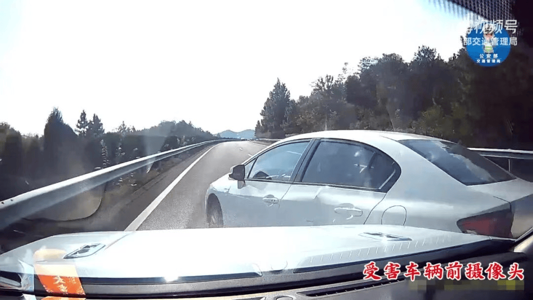 “我撒谎天打雷劈！”男子高速突然强行变道致翻车<strong></p>
<p>比特币现在价格</strong>，反诬赖对方
