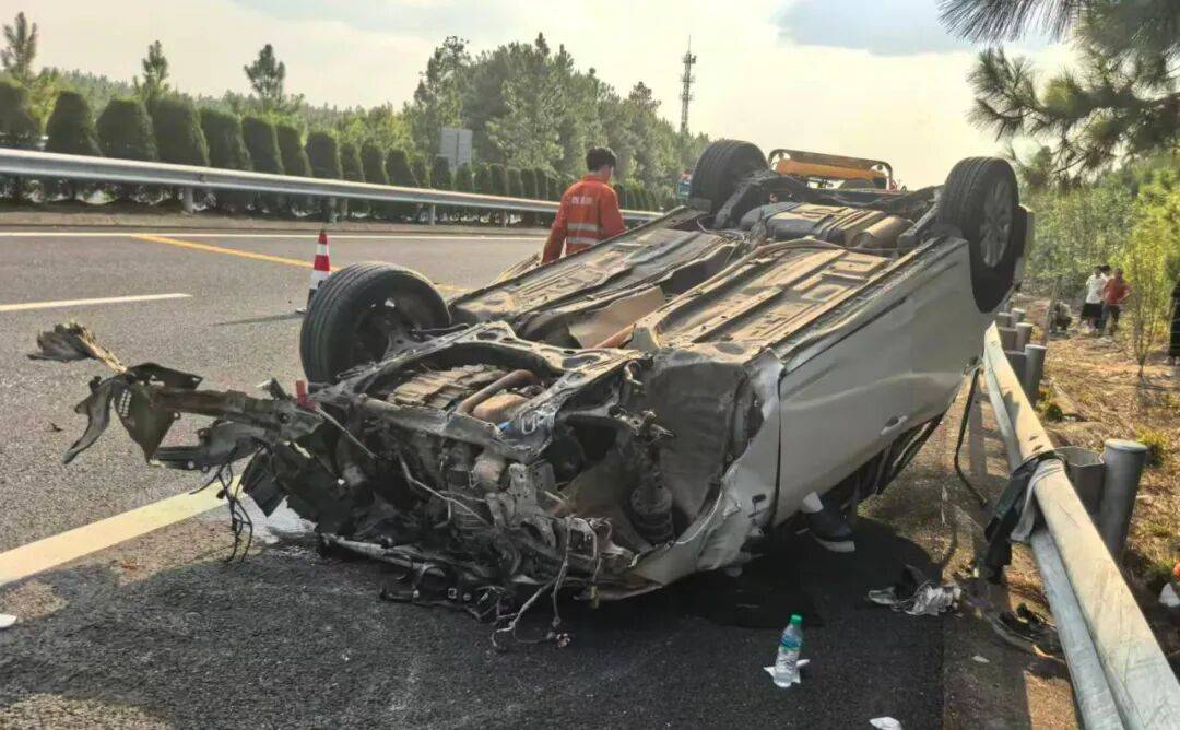 “我撒谎天打雷劈！”男子高速突然强行变道致翻车<strong></p>
<p>比特币现在价格</strong>，反诬赖对方