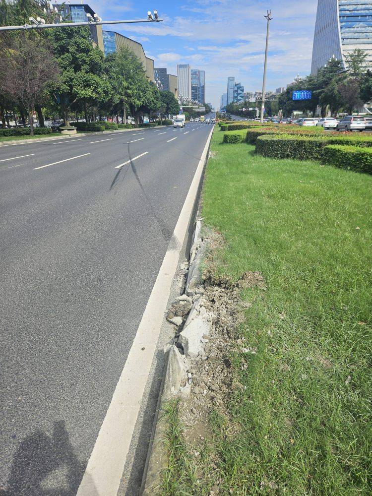 成都发生一起严重交通事故<strong></p>
<p>比特币实时</strong>，上游新闻实地探访：燃烧留下的印记仍在
