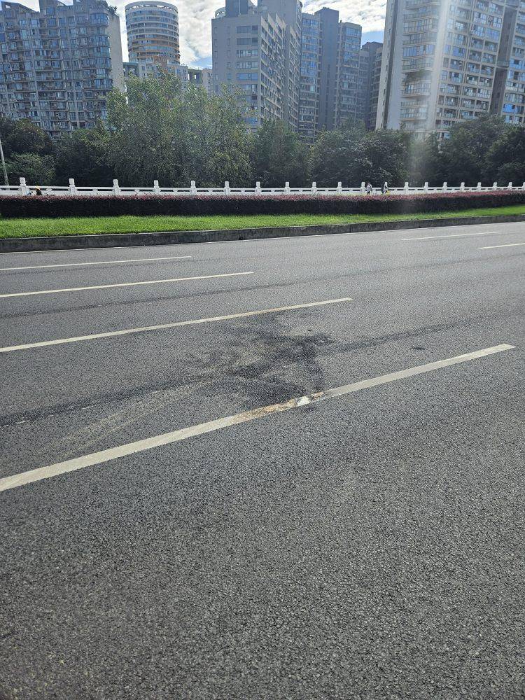 成都发生一起严重交通事故<strong></p>
<p>比特币实时</strong>，上游新闻实地探访：燃烧留下的印记仍在