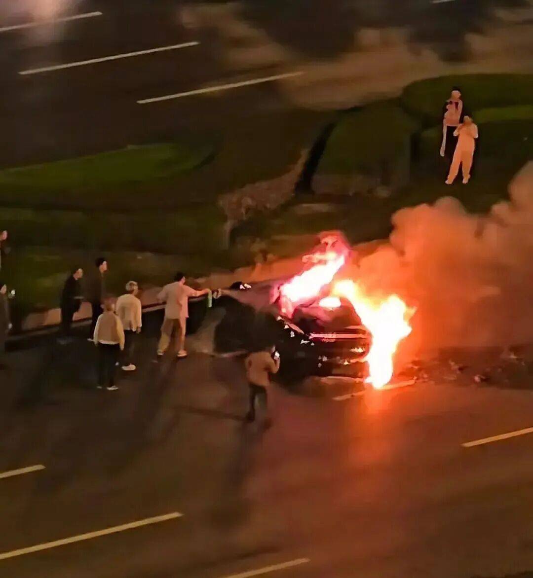 一辆SU7碰撞后爆燃<strong></p>
<p>比特币实时</strong>，多人救援未果！小米股价重挫近8%！