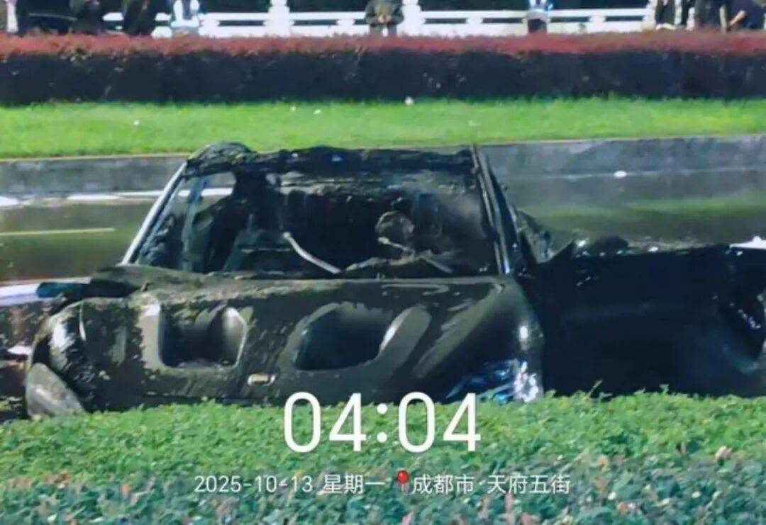 一辆SU7碰撞后爆燃<strong></p>
<p>比特币实时</strong>，多人救援未果！小米股价重挫近8%！
