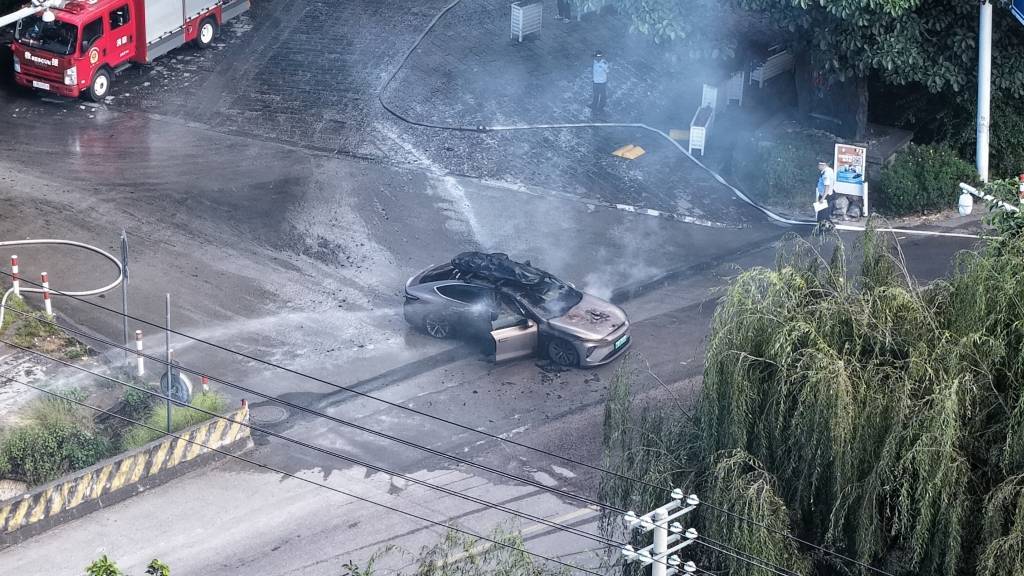 一辆蔚来牌轿车在大理一景区外起火<strong></p>
<p>比特币历年价格</strong>，一家四口撤离及时无伤亡