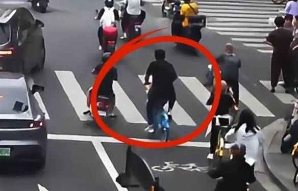 看着都疼<strong></p>
<p>购买比特币</strong>！上海街头一男子突然求助：10岁女儿被死死卡住！这个行为太危险→